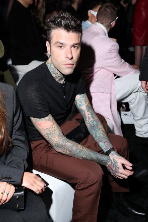 versace giacca fedez|Fedez da solo alla sfilata di Versace a Milano. Chiara non c'è.